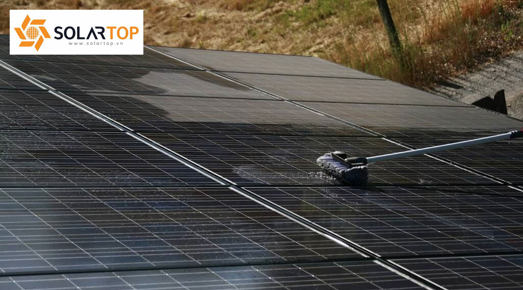 Lau rửa tấm pin năng lượng mặt trời