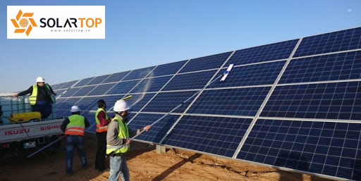 Làm sạch tấm pin năng lượng mặt trời