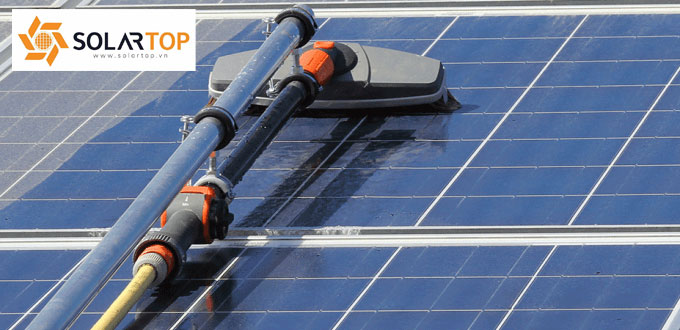 Làm sạch tấm pin bằng bọt biển